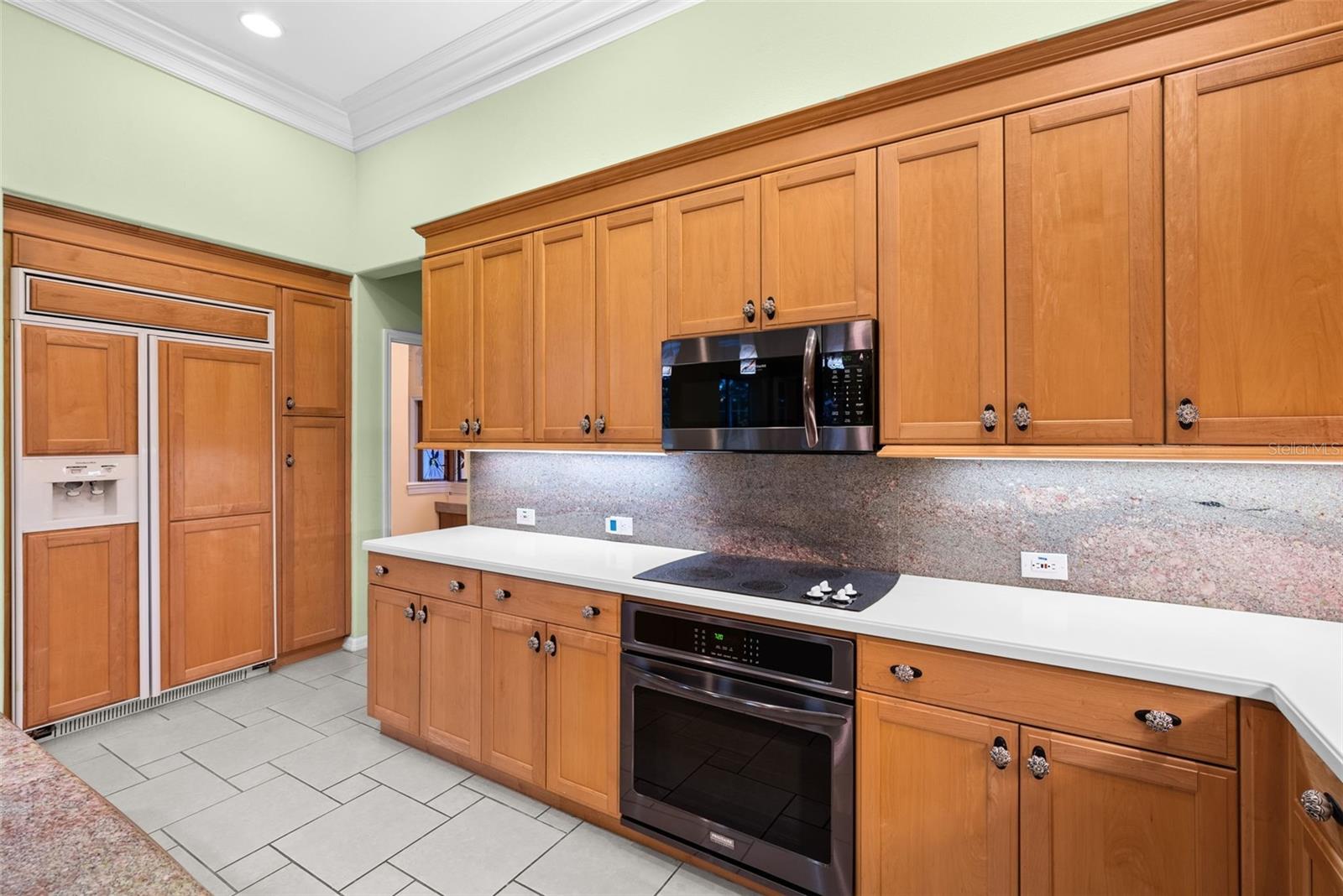 Kitchen - GRANITE backsplash, built-in desk area/cabinet, above/below cabinet lighting, recessed ceiling lighting
