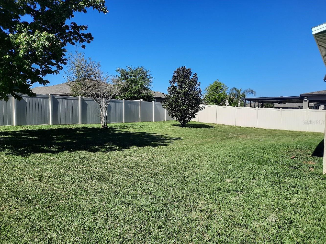 6' Vinyl Fence Surrounds Large Backyard