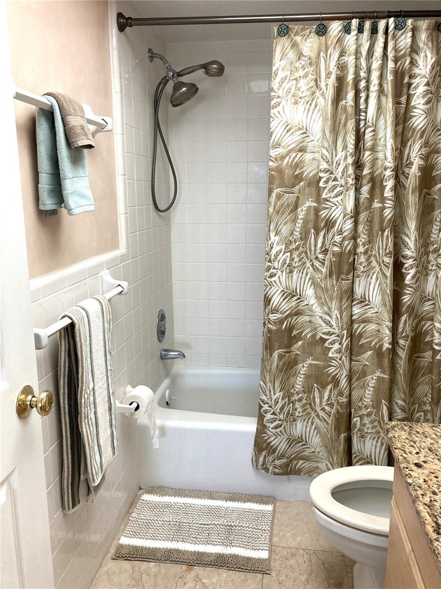 Primary en suite bath with tub/shower