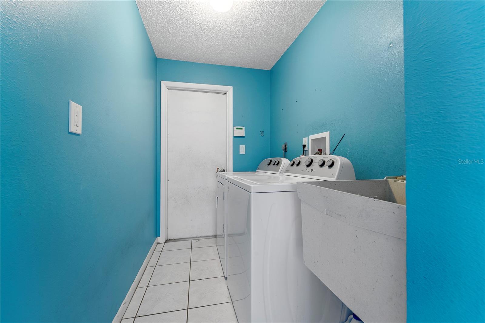 LAUNDRY ROOM WITH UTILITY SINK