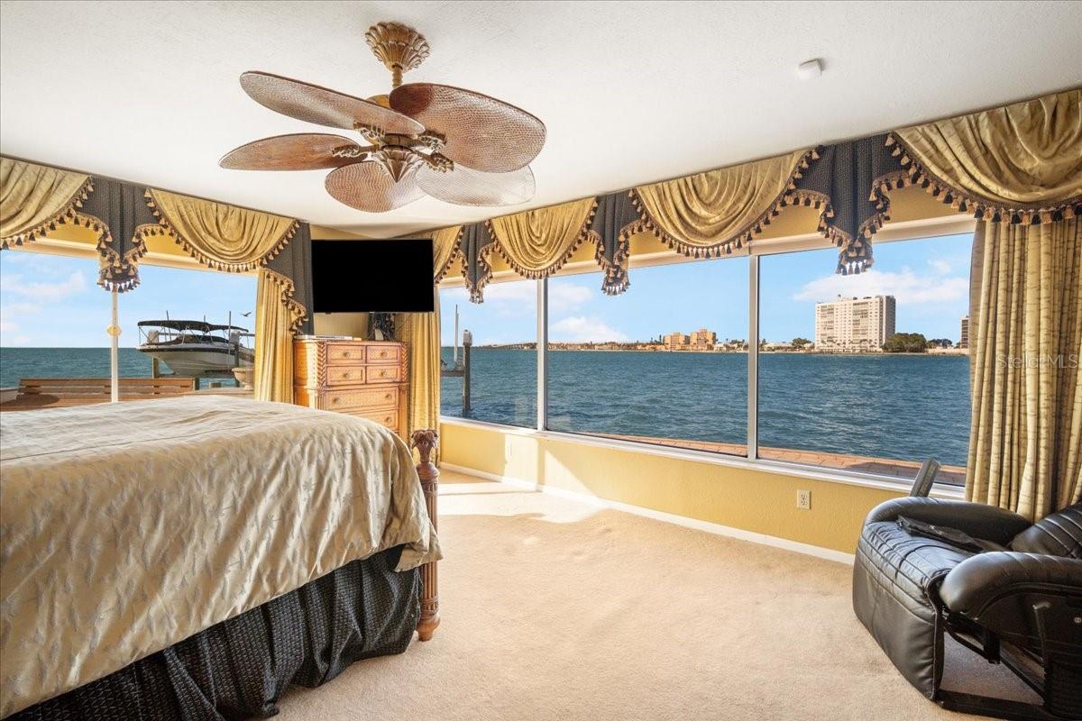 In your Master Bedroom, you experience a sensation as being on a boat, surrounded by the exquisite views.