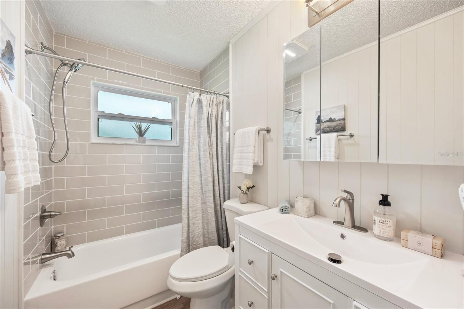 Guest bath with tub and shower combo