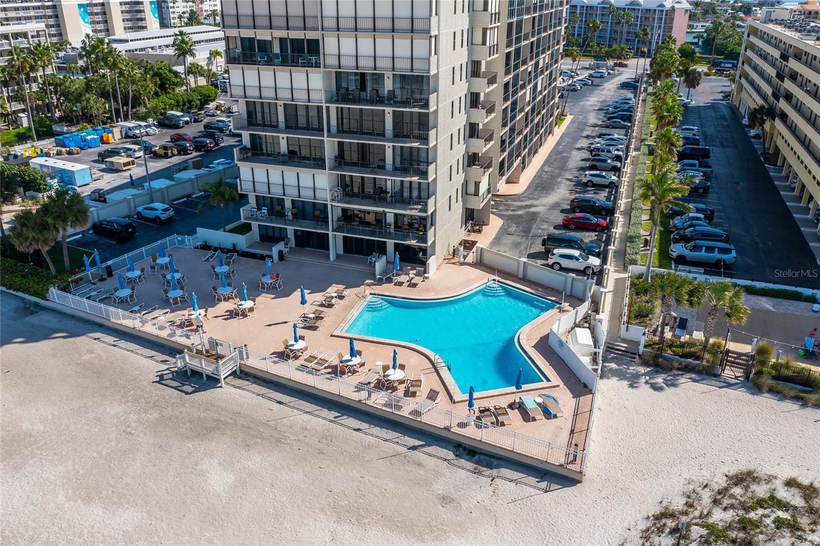 Seamark has a fantastic pool deck with trademark pool overlooking the Gulf of Mexico.
