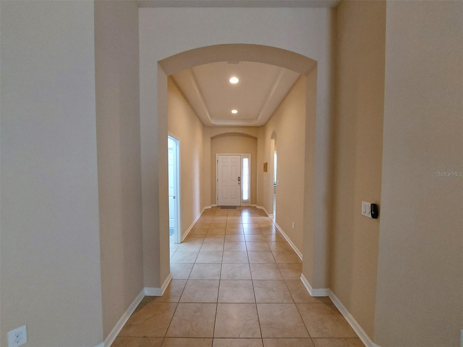 20 MLS Foyer To Other Bedrooms