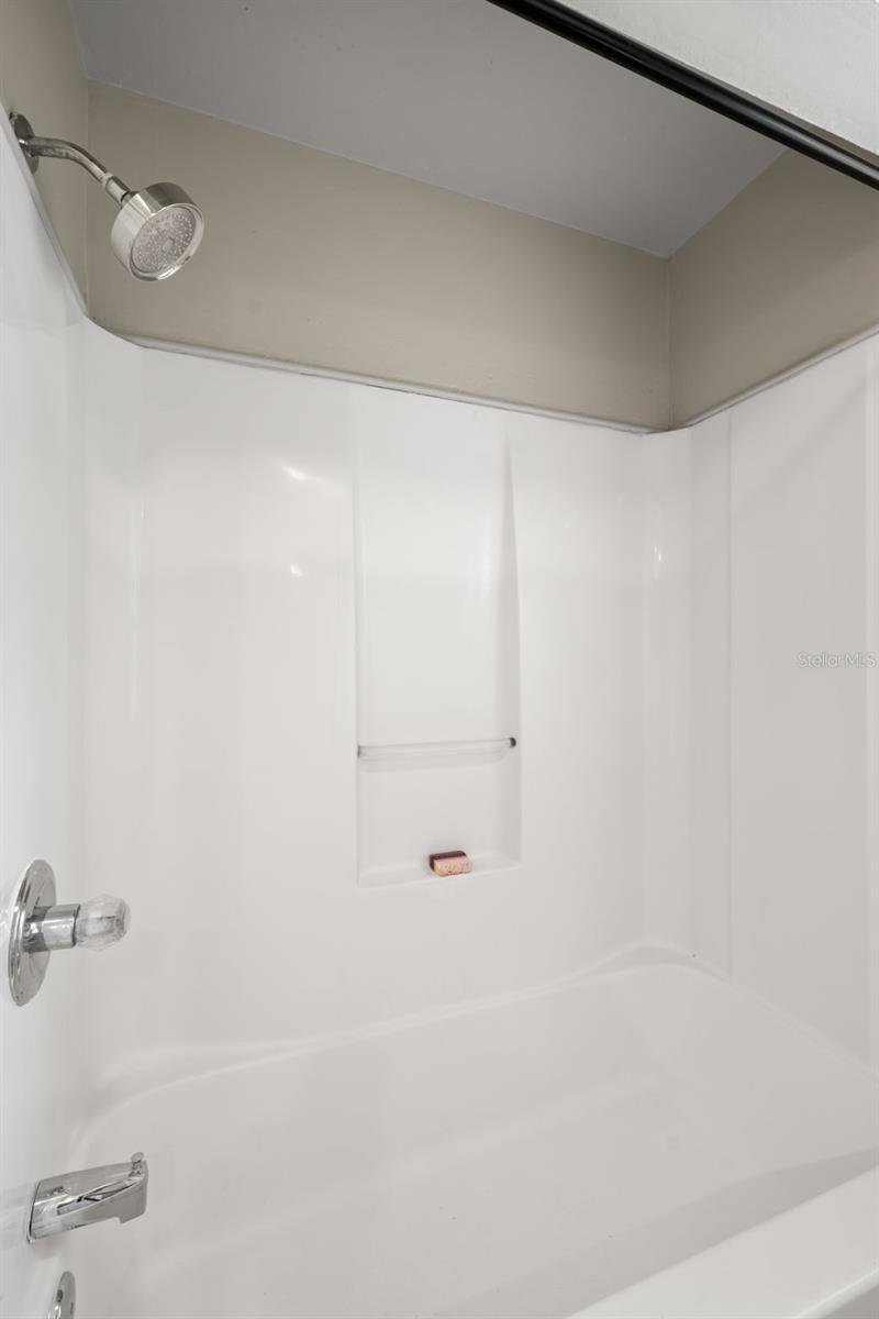 Full tub / shower
