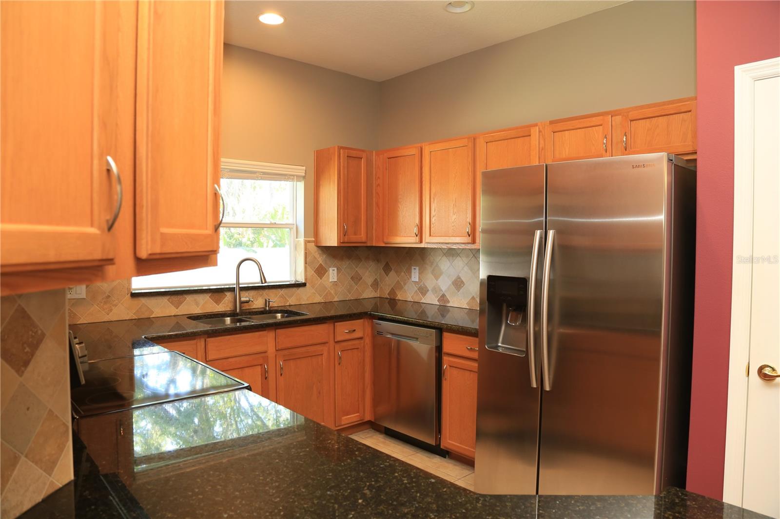 Kitchen features Oak wood cabinets, Granite countertops & Stainless steel appliances