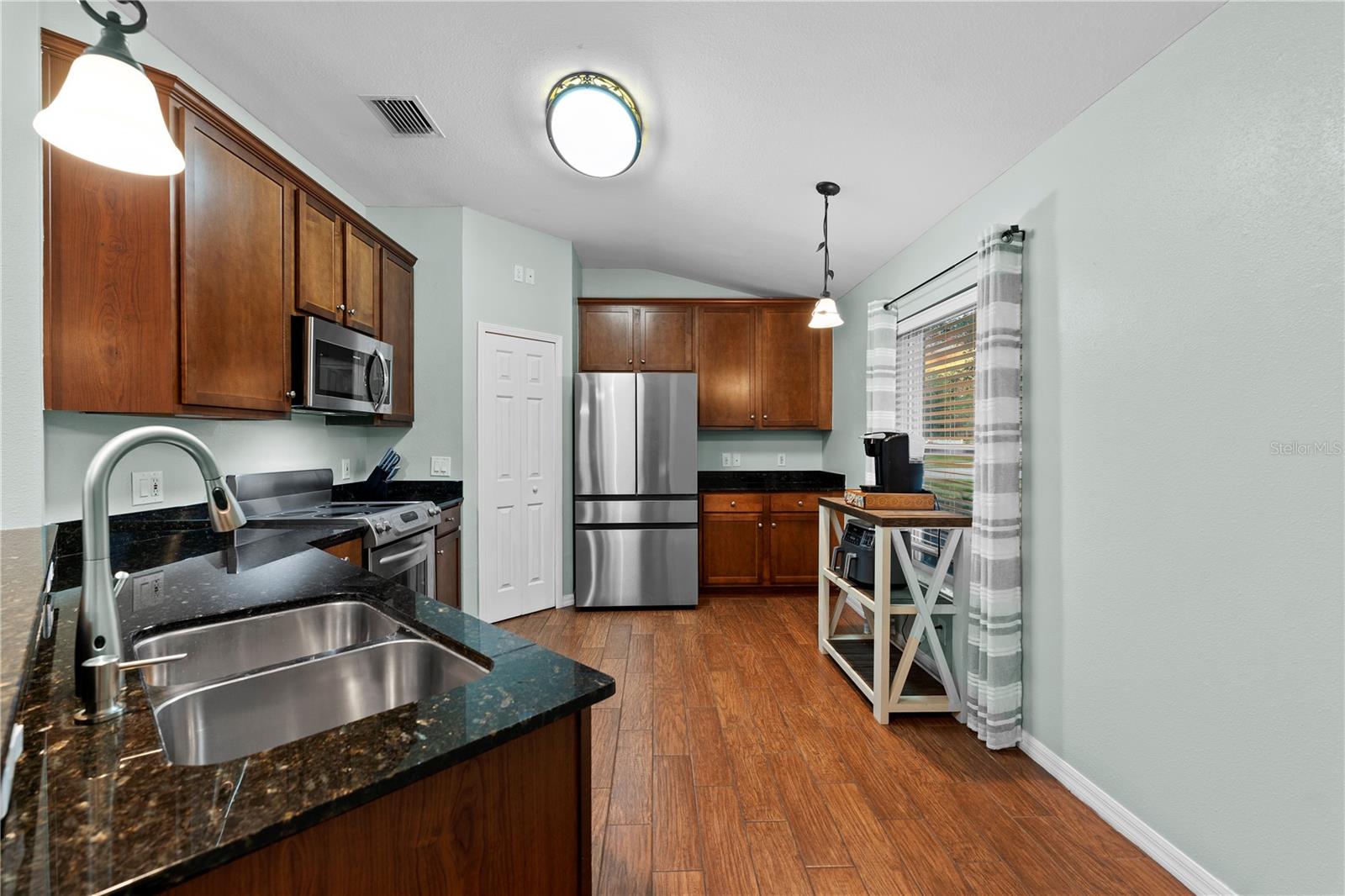 Beautiful Kitchen With Granite, Stainless Steel Appliances, Walk In Pantry & Great Space