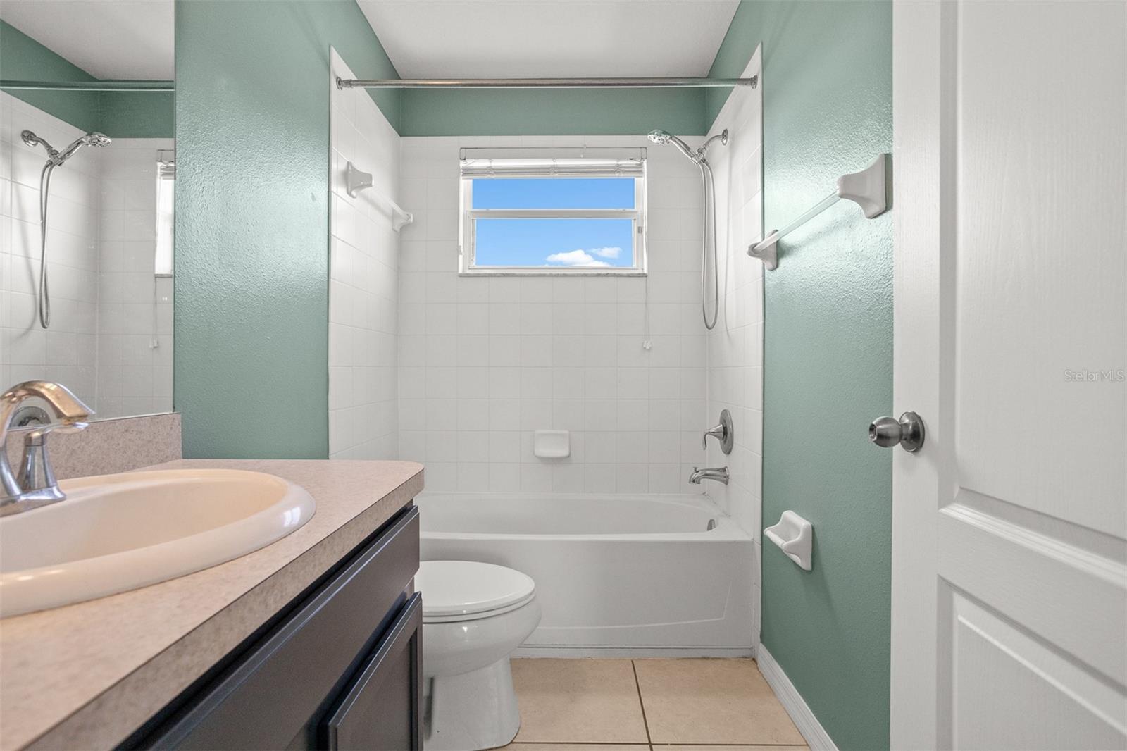 Hall bath that the guest bedrooms share