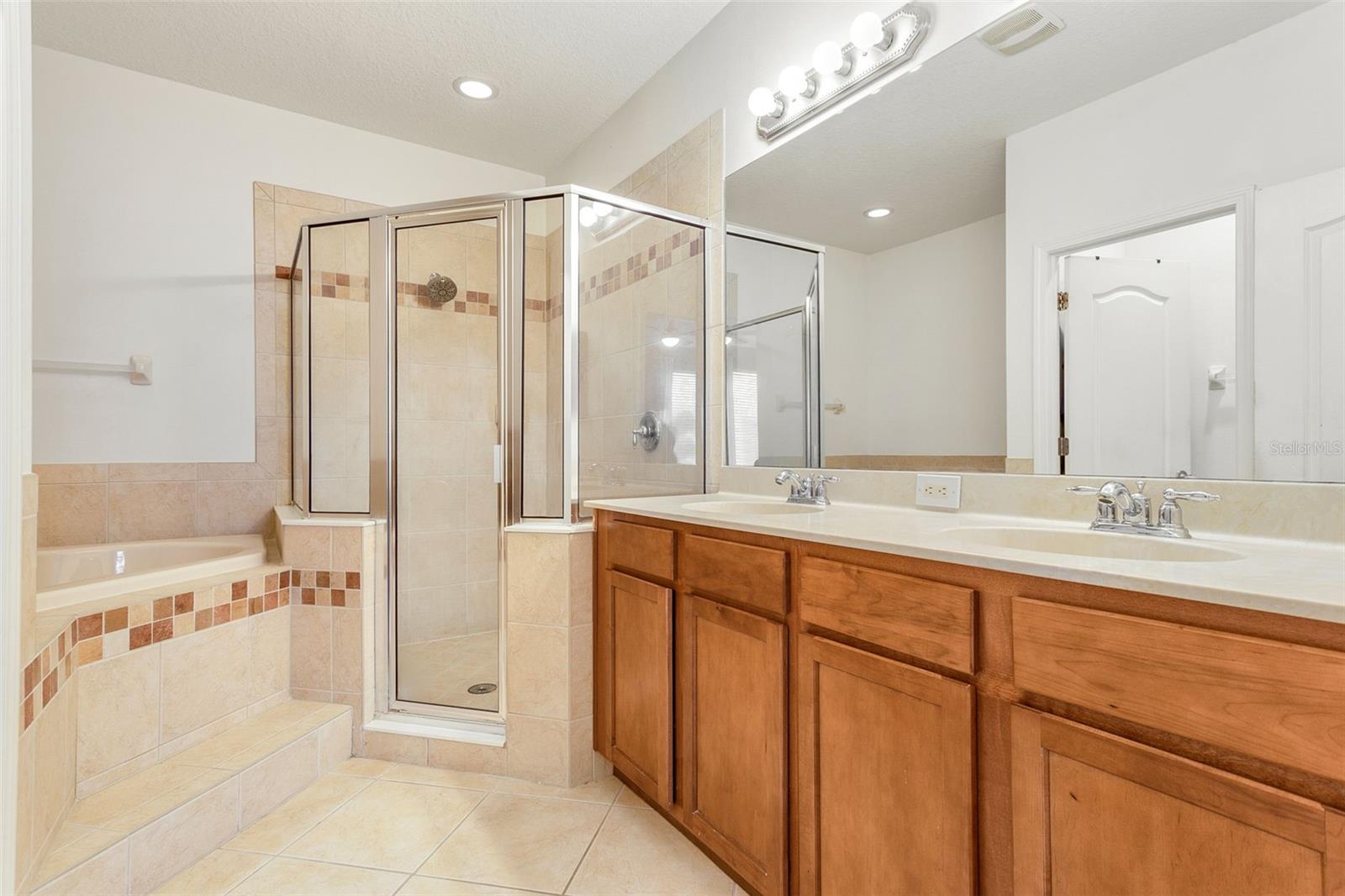 En-suite bath with dual sink vanity