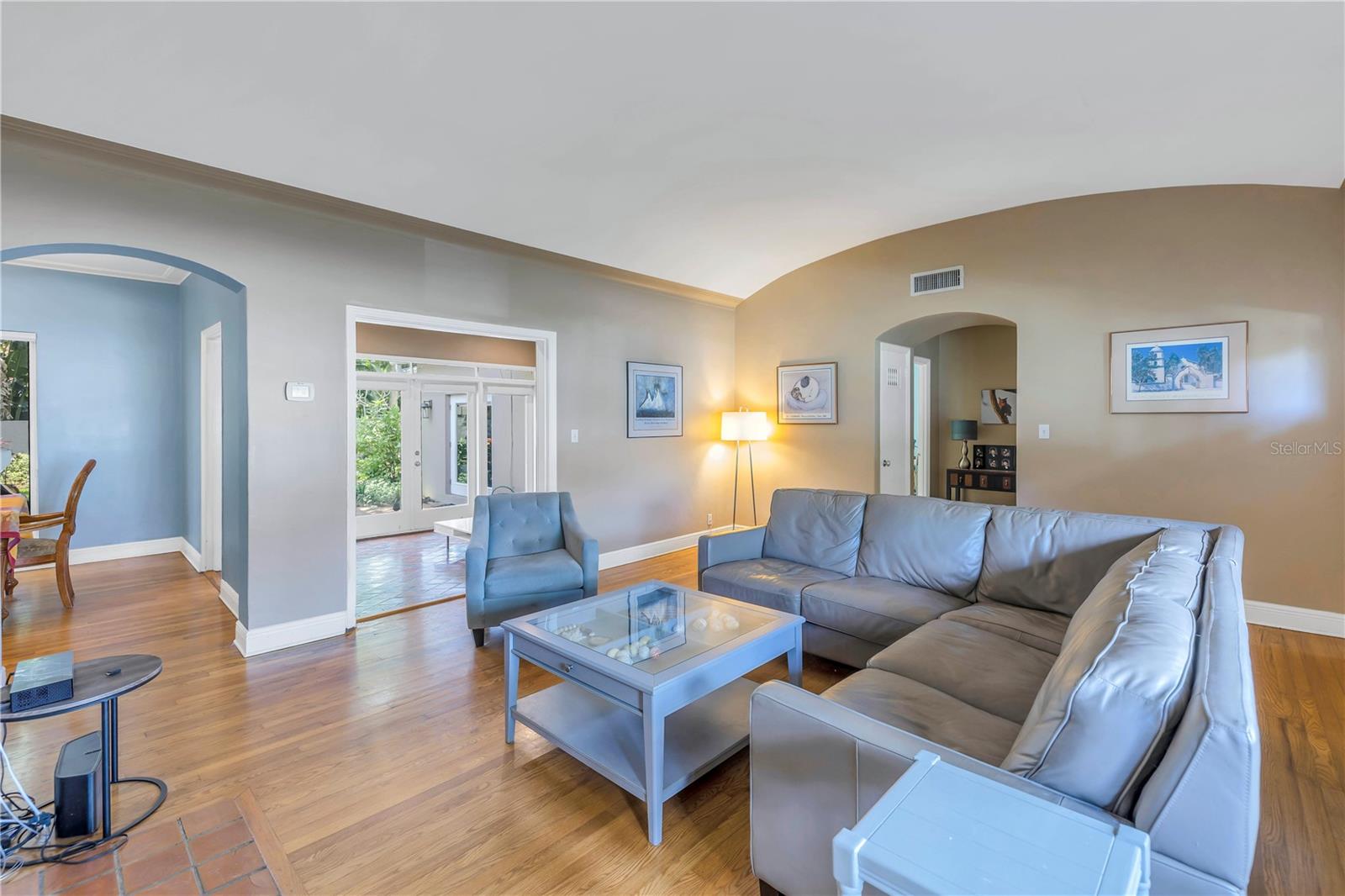 This wonderful living area offers a superb arched ceilings and superb hardwood flooring.