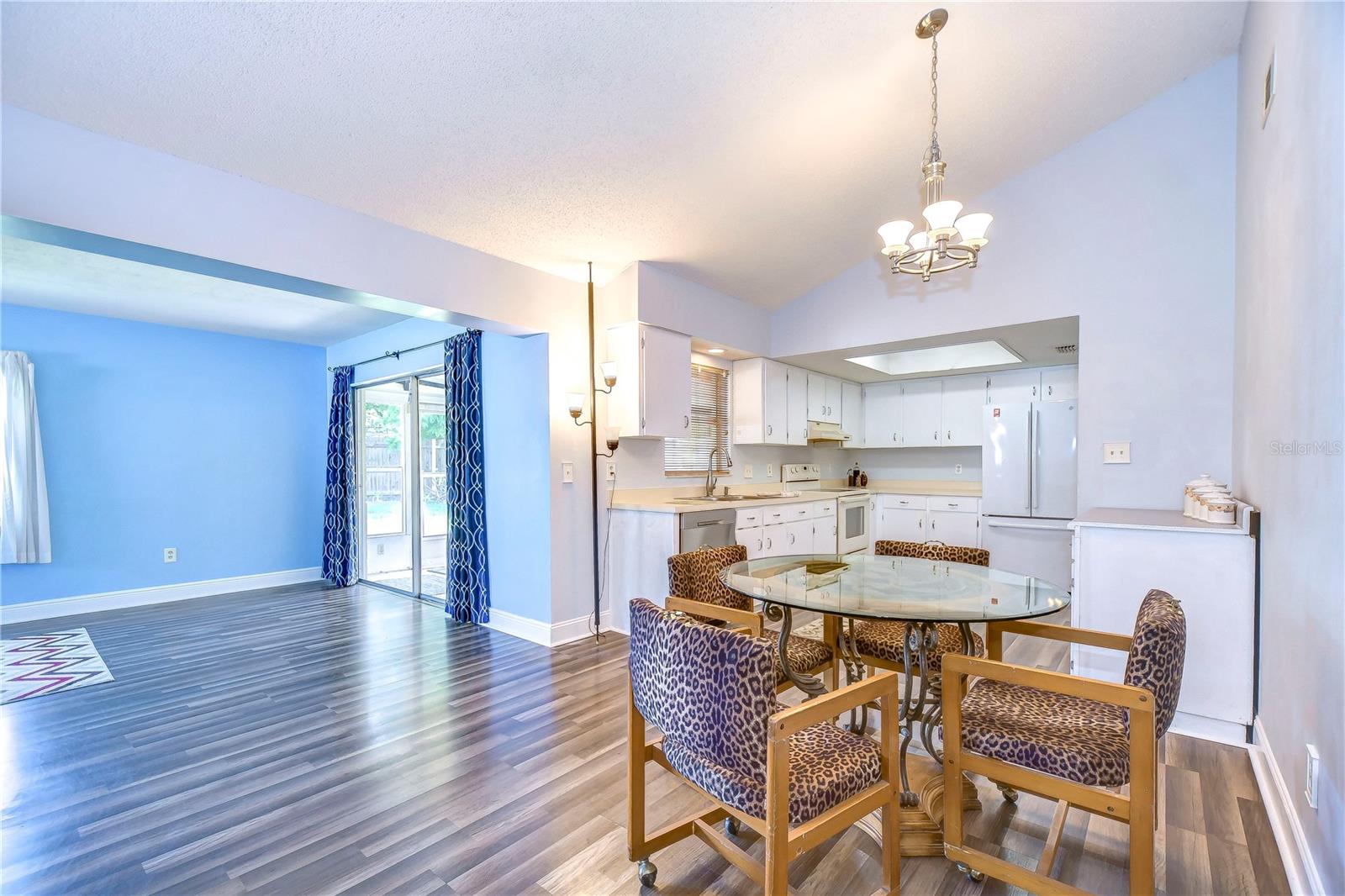 Breakfast nook is the perfect space for family meals!