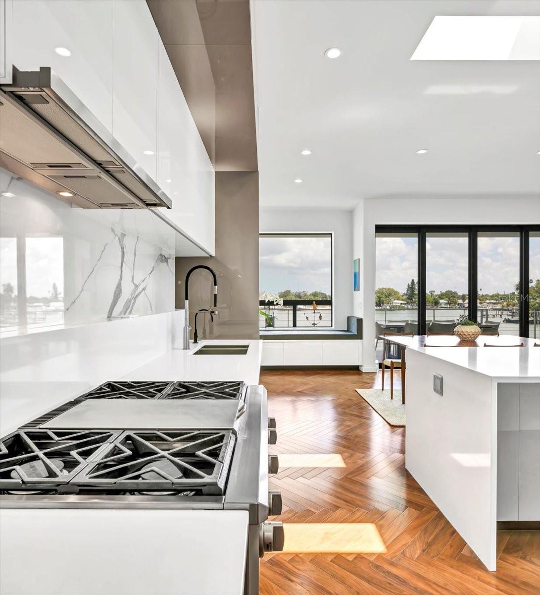 Stunning quartz finishes, gas cooking and an impressive preparation area make this gourmet cooking experience a true joy.