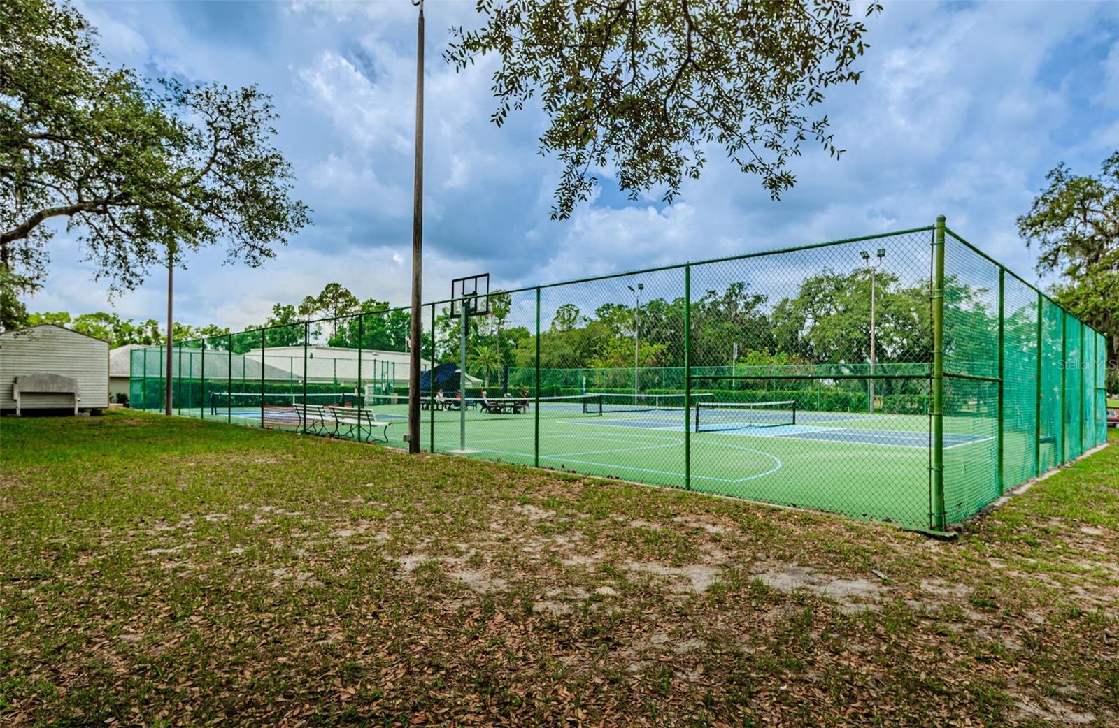 Meadow Oaks tennis and pickleball courts