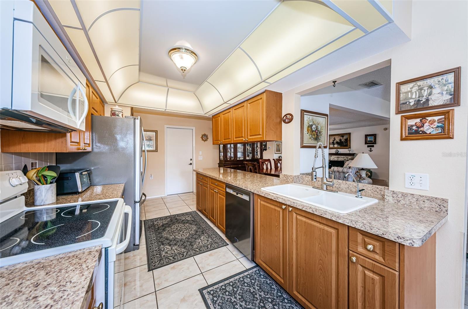 Nice size kitchen with a generous amount of cabinets and counterspace.  Also an x-large built-in pantry.
