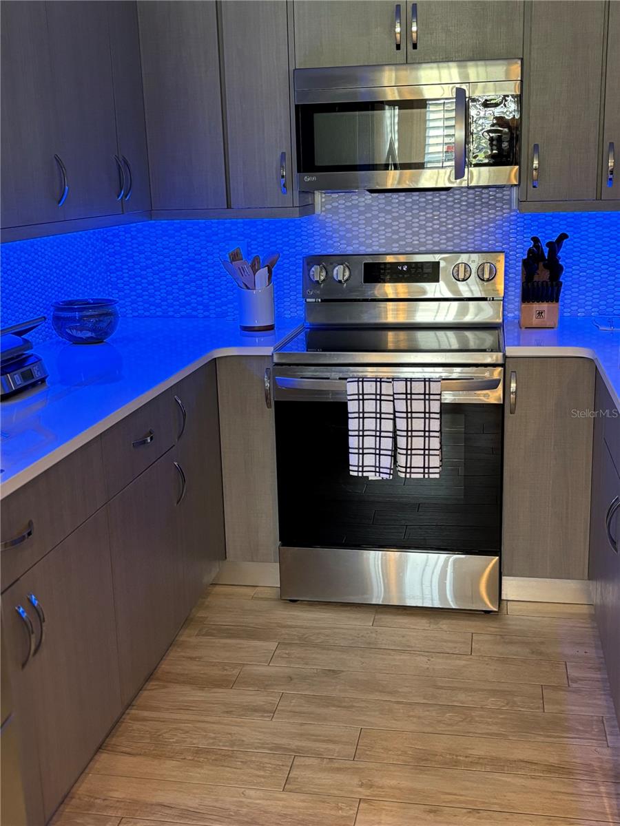 KITCHEN WITH CHANGE OF LIGHT COLOR