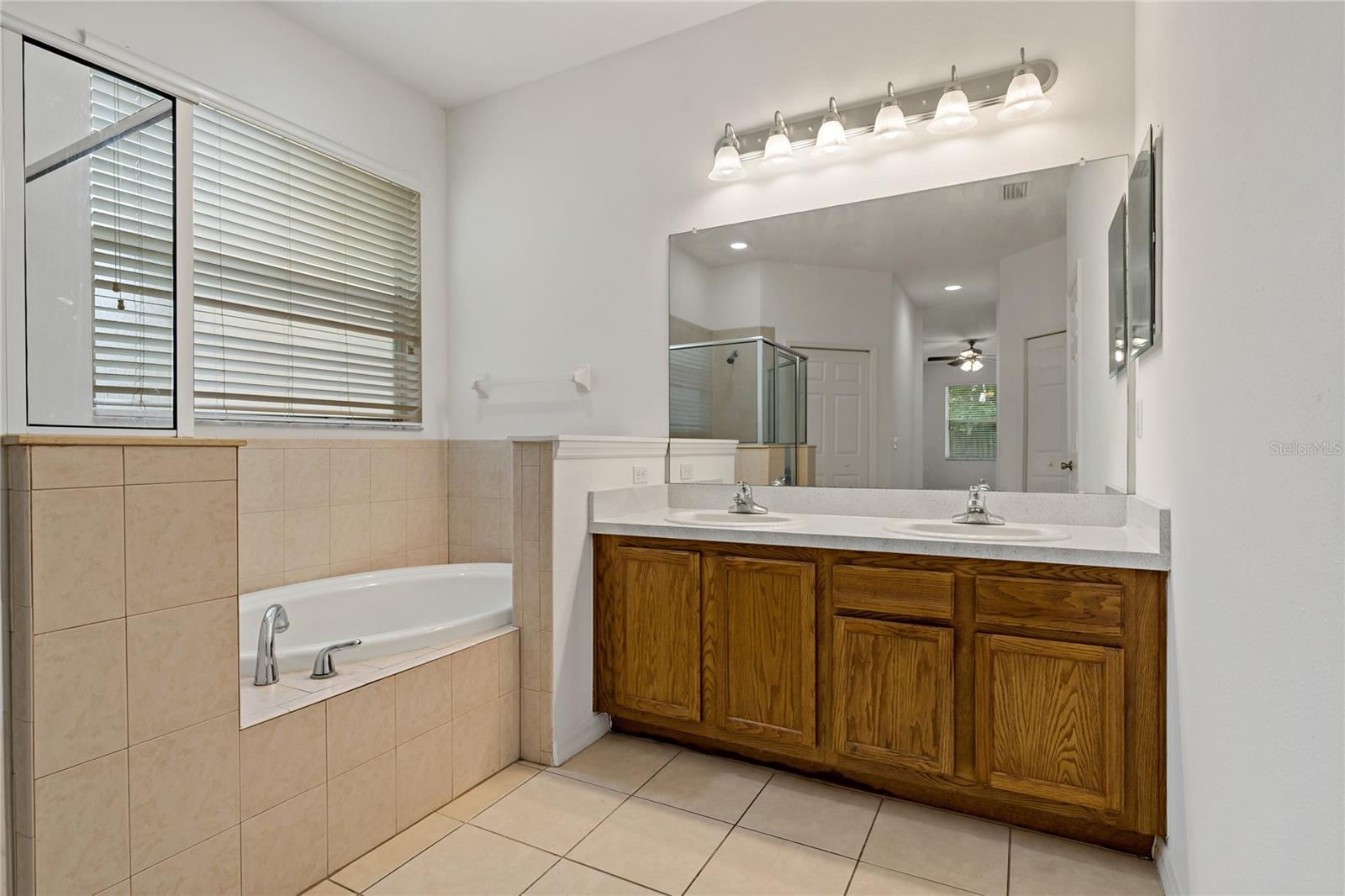 Double Sinks and Garden Tub