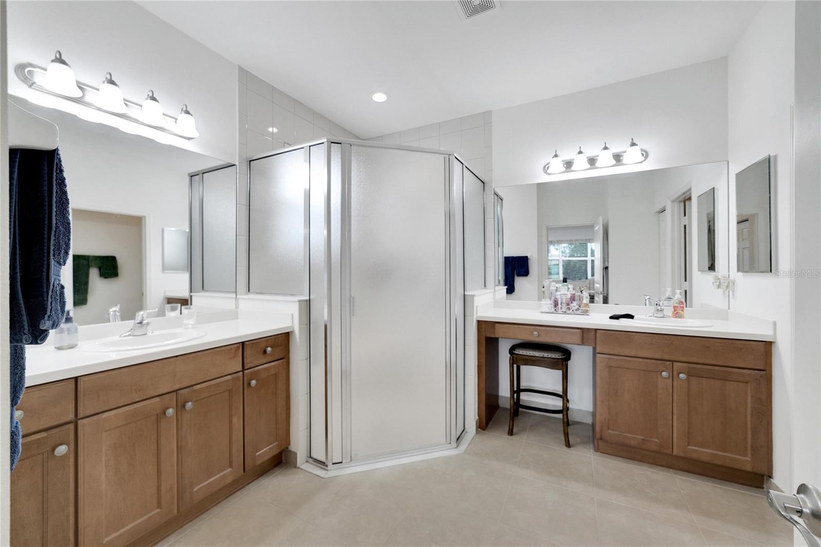 Primary Bathroom w/Large Shower (Handicap Accessible)