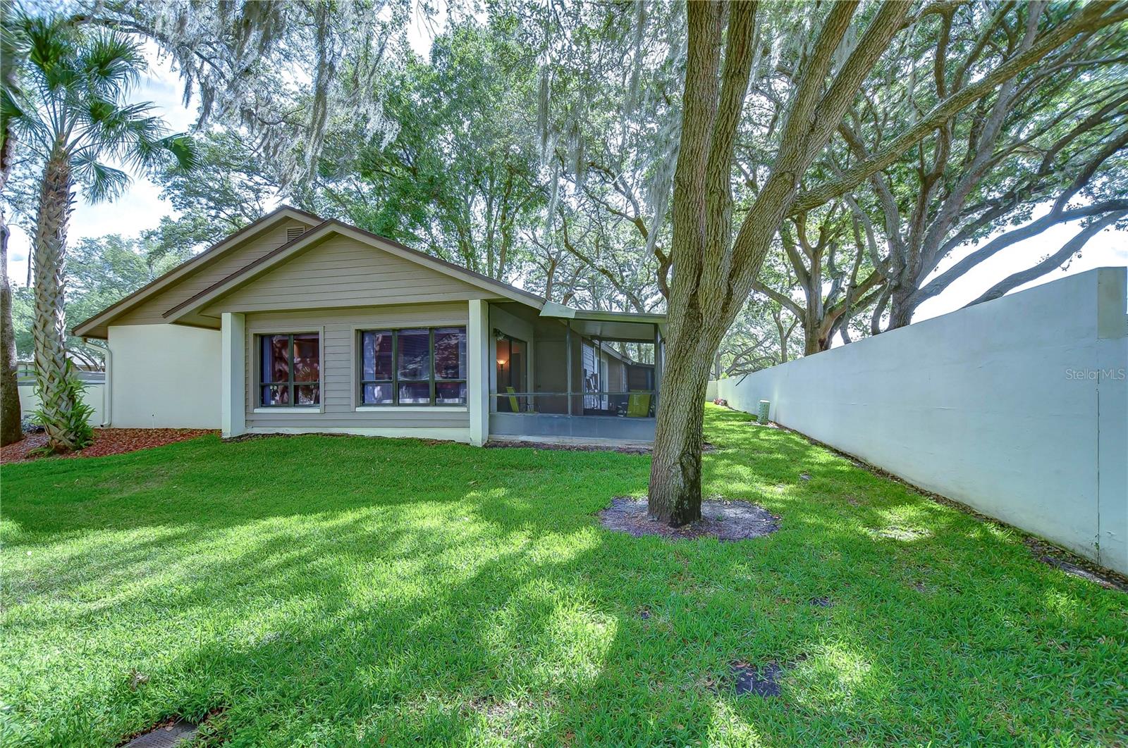 Large screened lanai!