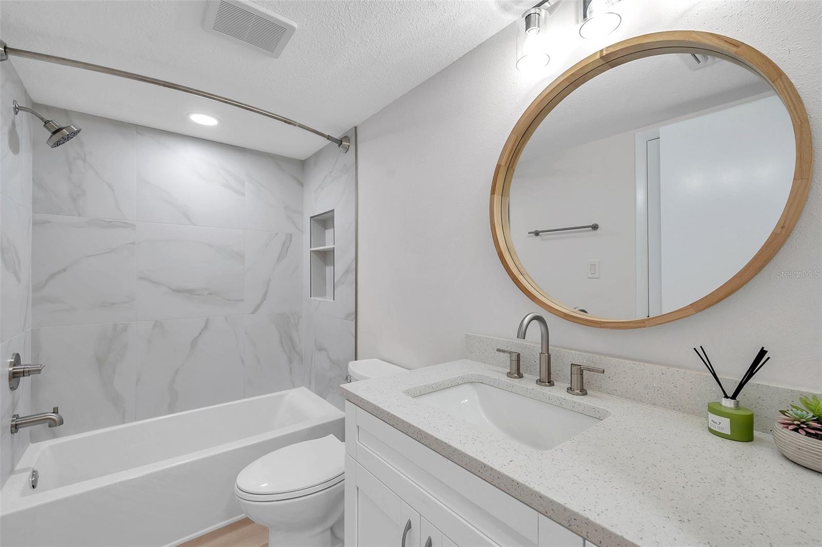 GUEST BATHROOM / TUB