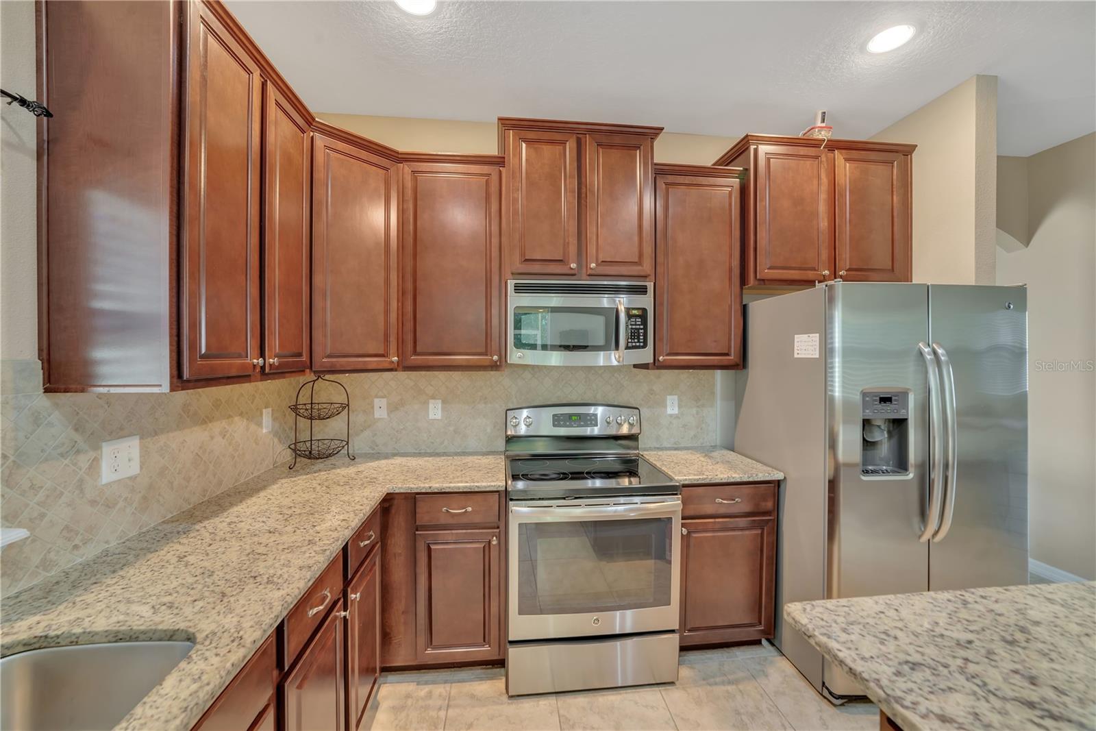 GRANITE AND STONE BACKSPLASH OFFERS A DESIGNER LOOK