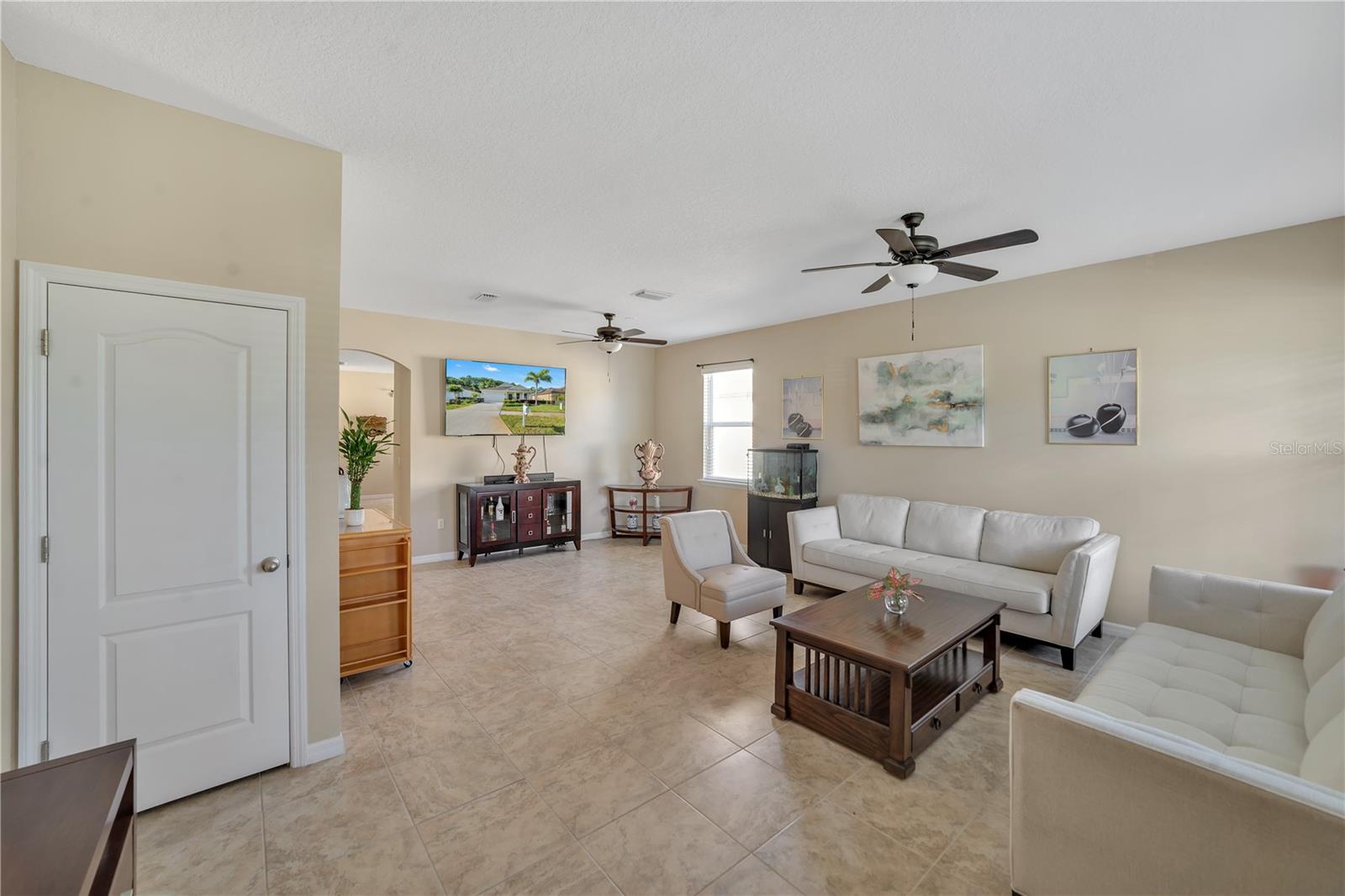 BEAUTIFUL TILE THROUGHOUT THE LIVING AREA