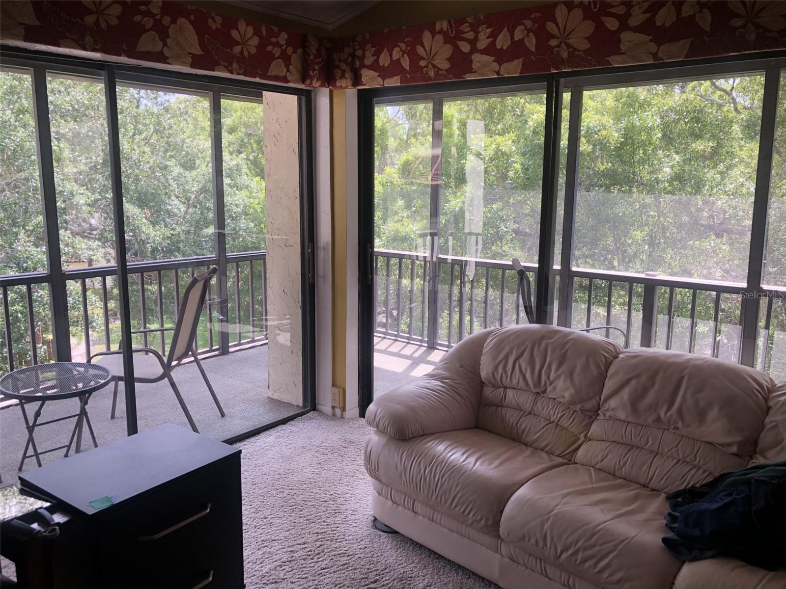 Living Room/Balcony