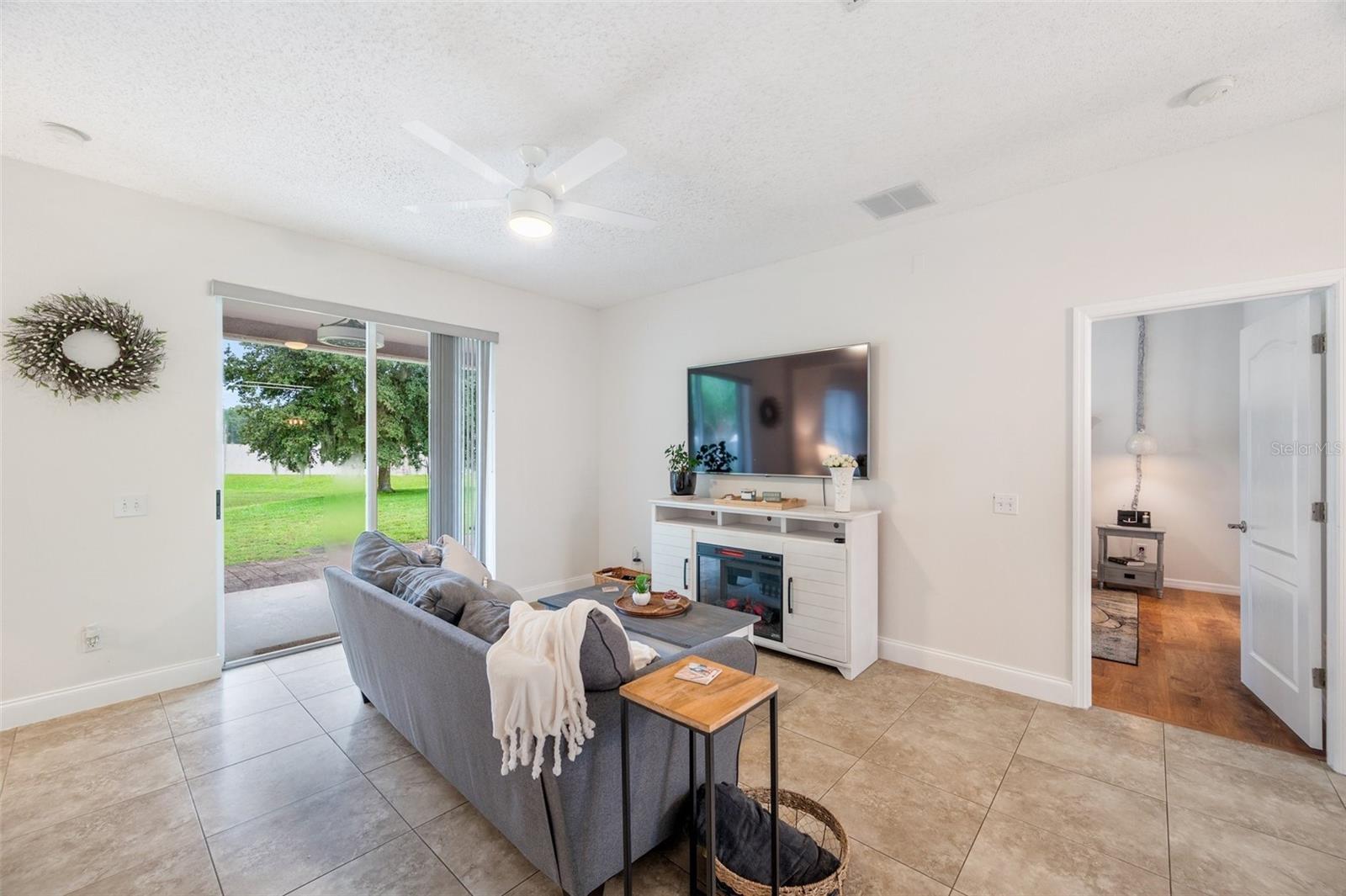 Family Room 13'8"x16'10" With Ceiling Fan