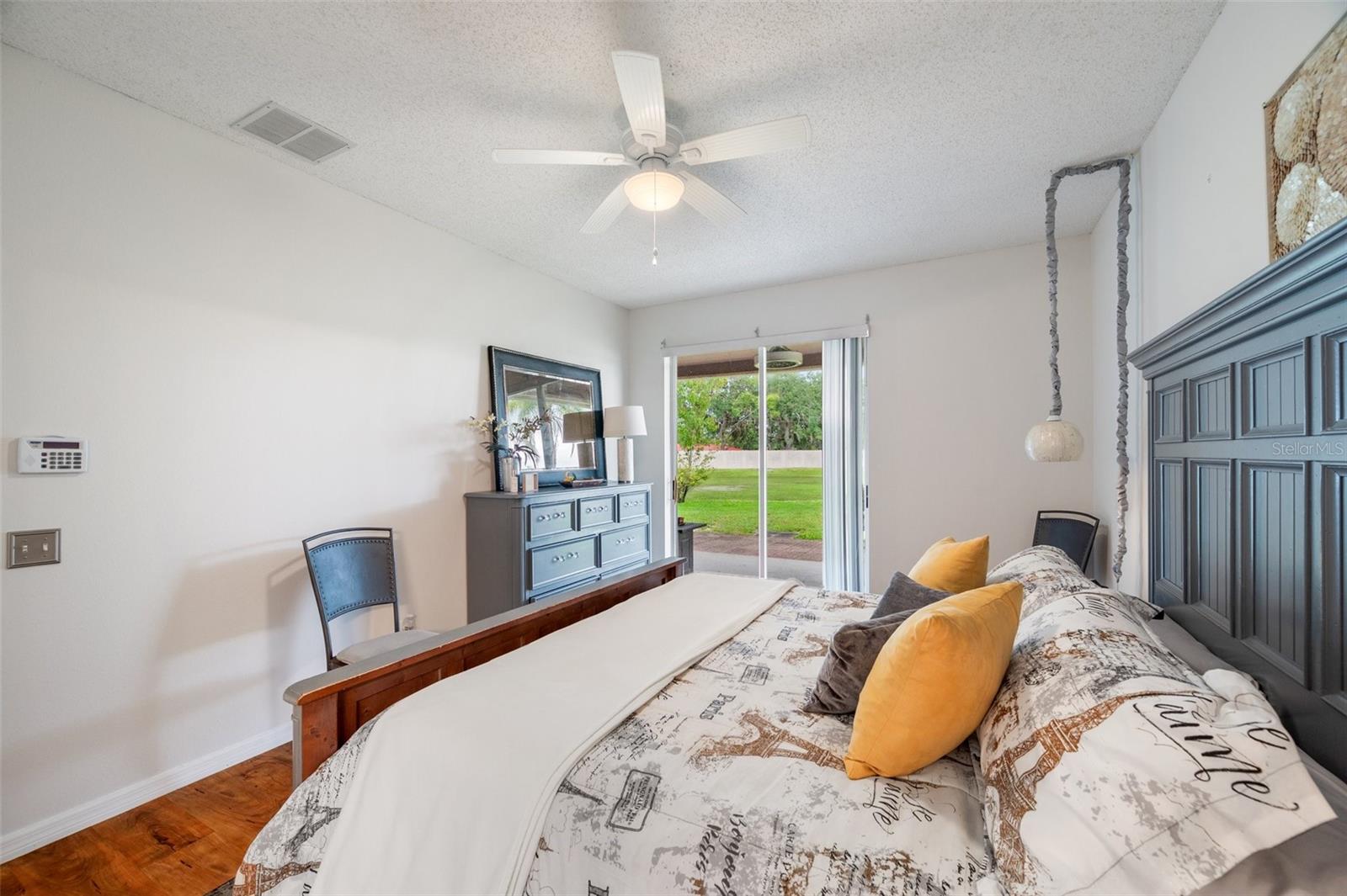 Master Bedroom 11'8"x16'1" with ceiling fan