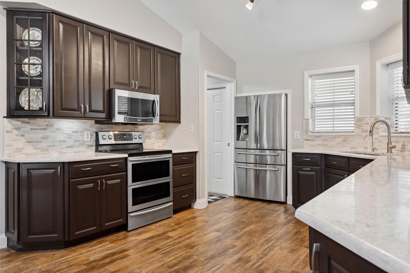 Warm and modern kitchen with Quartz Counters