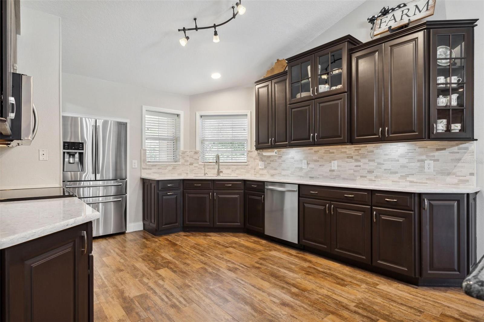 Warm and modern kitchen with Quartz Counters