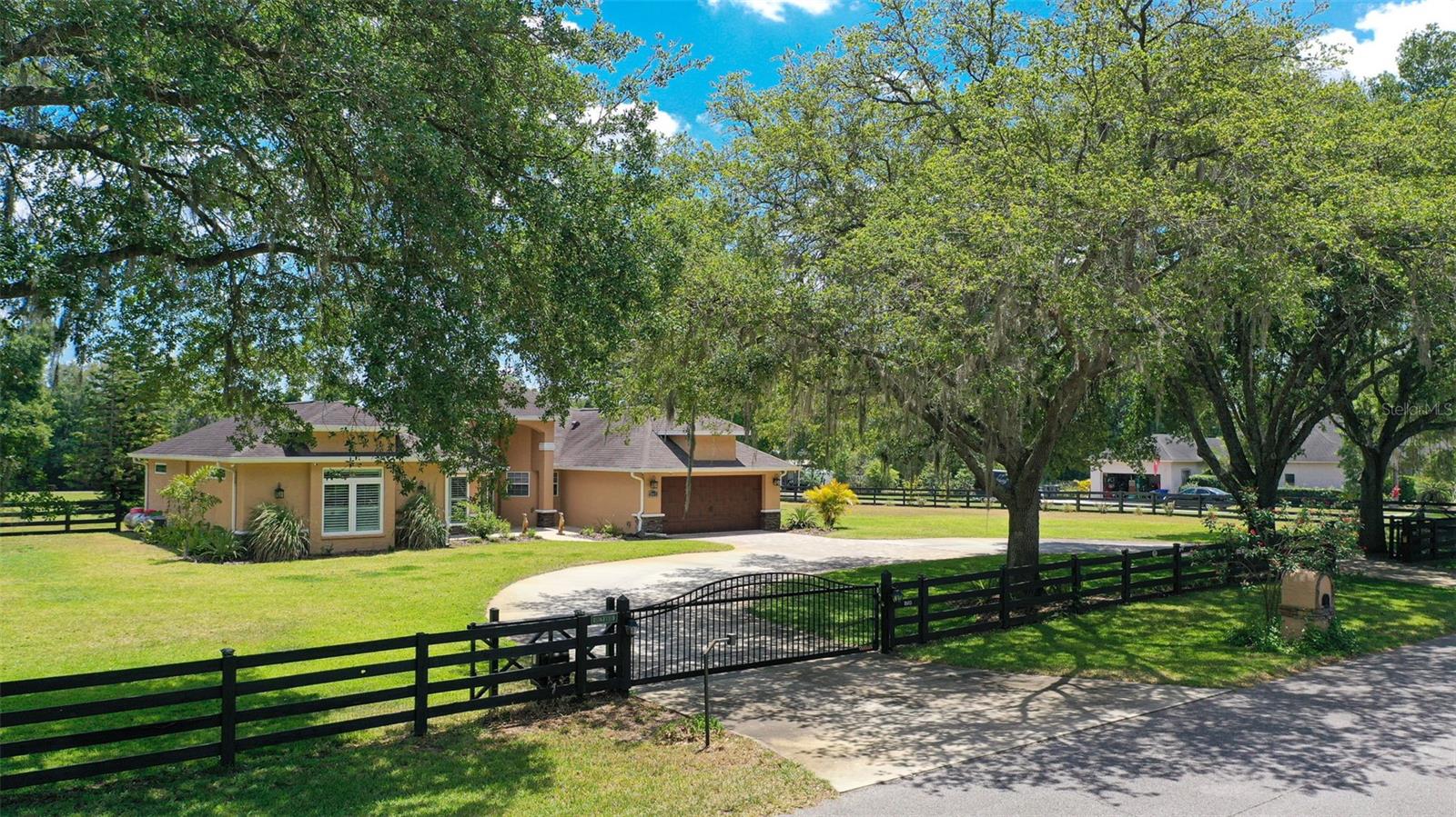 Double Gates, circular drive, Rural Street in Lutz