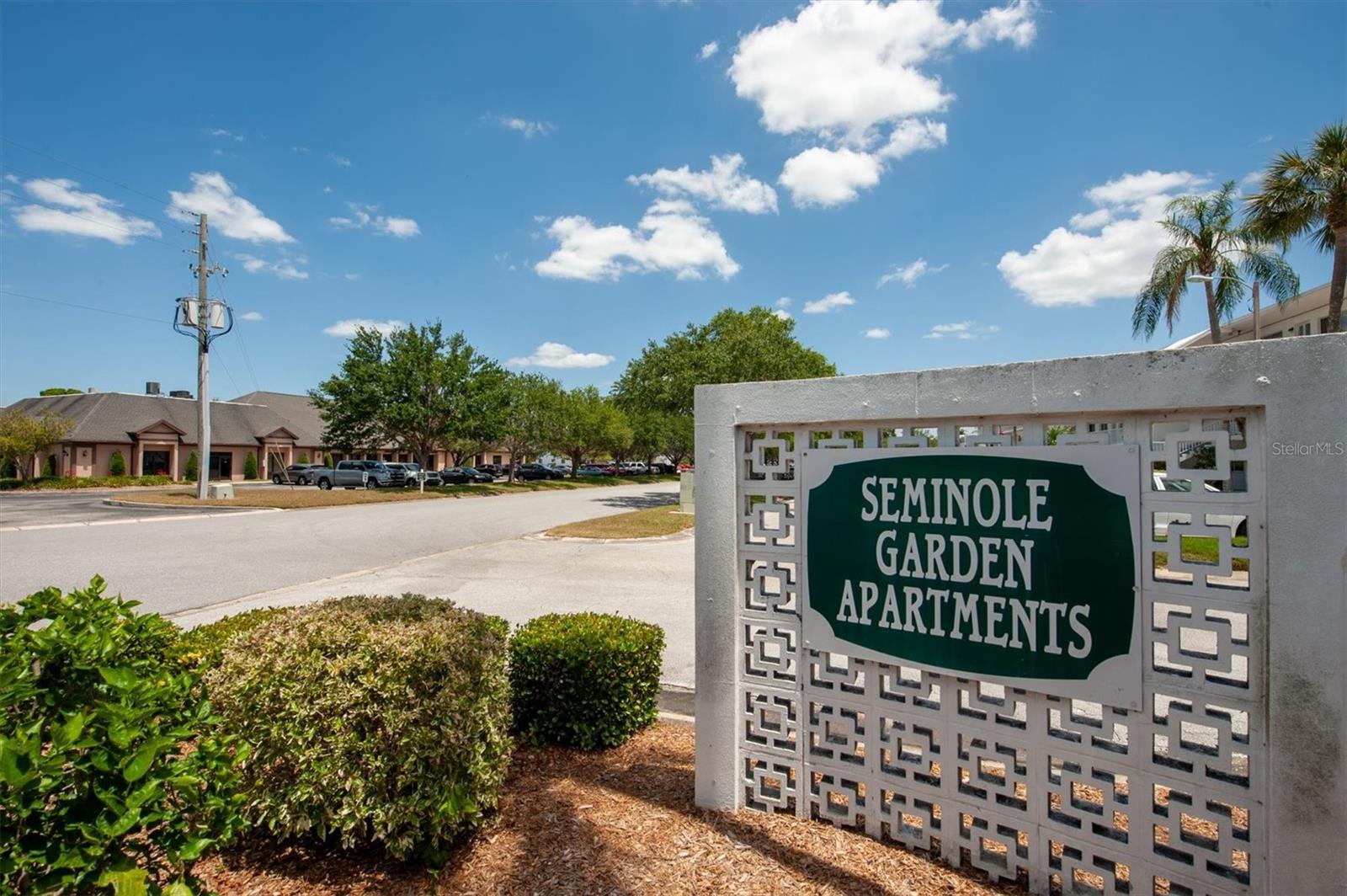 The entrance to Seminole Gardens from 113th Street. There's another entrance off 86th Av N and yet another one from the back of Semniole City Center. It's really easy to walk/bike/scoot over to the mall.