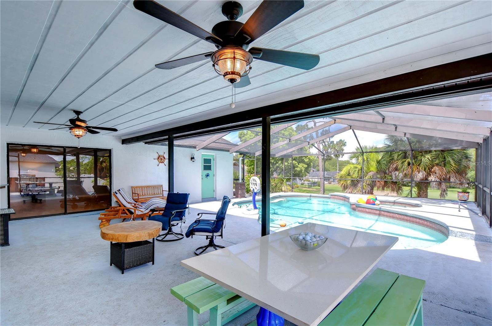 Large covered space on the lanai!