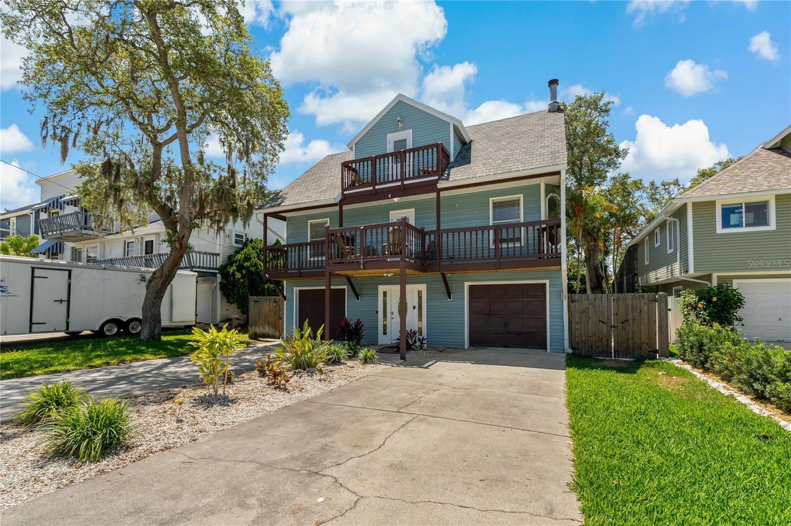 BEAUTIFUL HOME IN THE HIGHLY DESIRABLE CRYSTAL BEACH COMMUNITY!