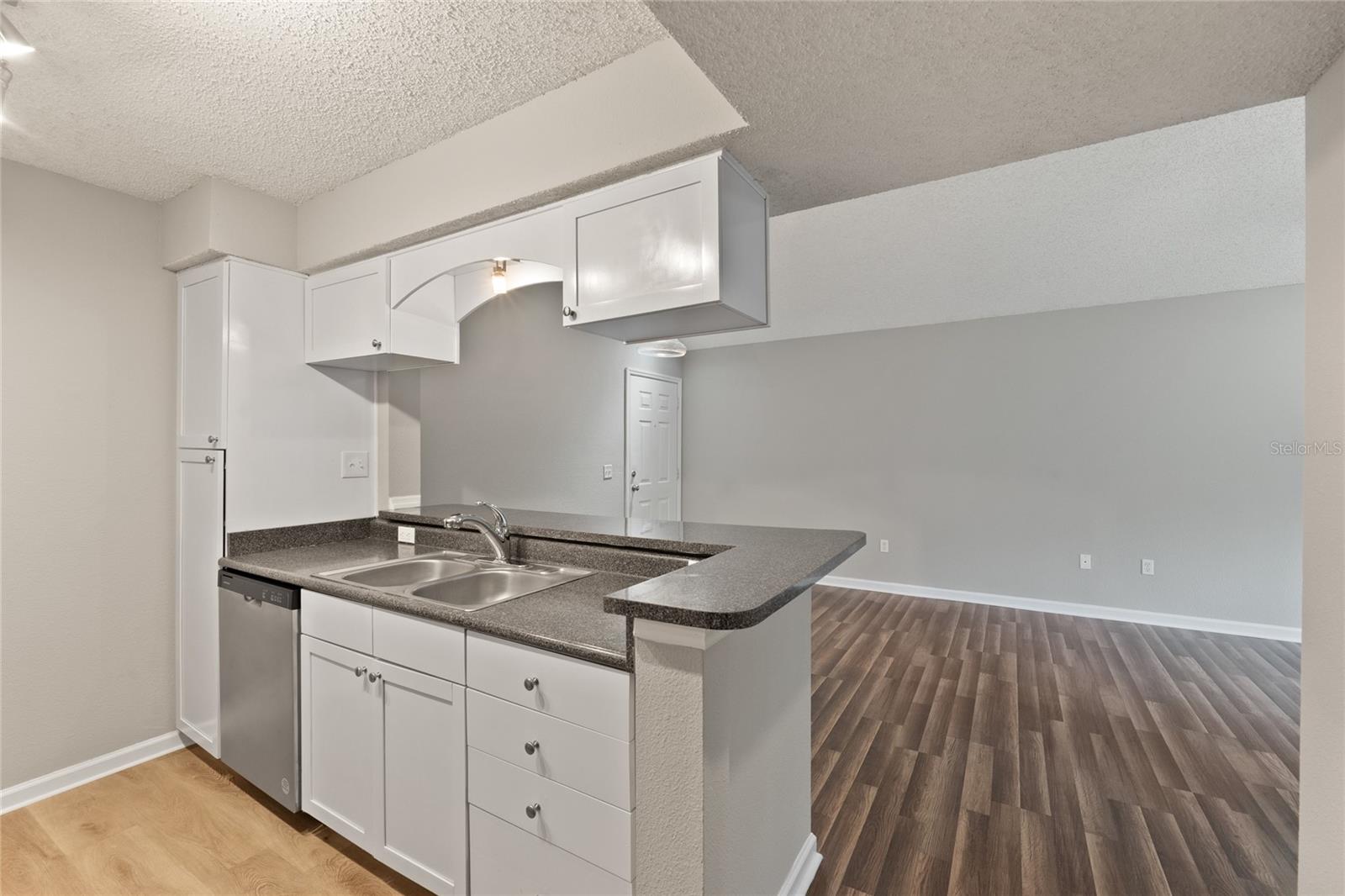 Bright kitchen with lots of cabinet space