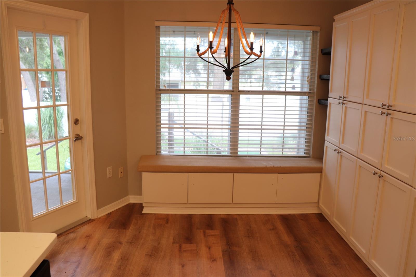 LIVING ROOM WITH VAULTED CEILING