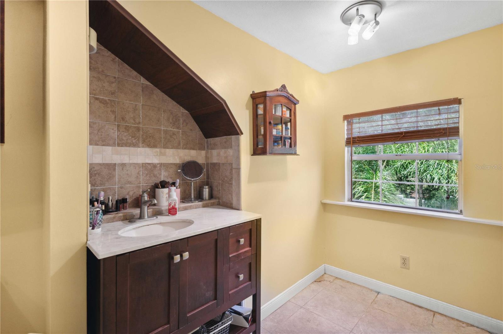 Natural light coming into the Ensuite bathroom