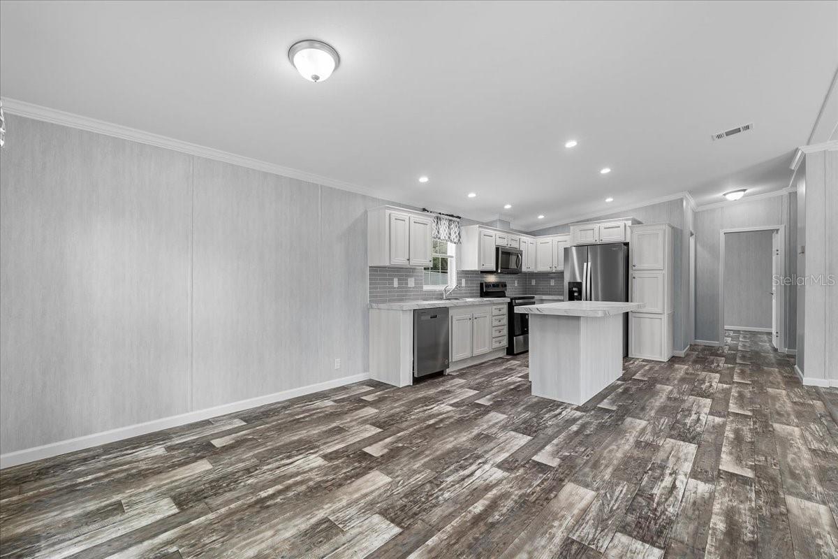 Front Entry/Dinette w/view of Kitchen