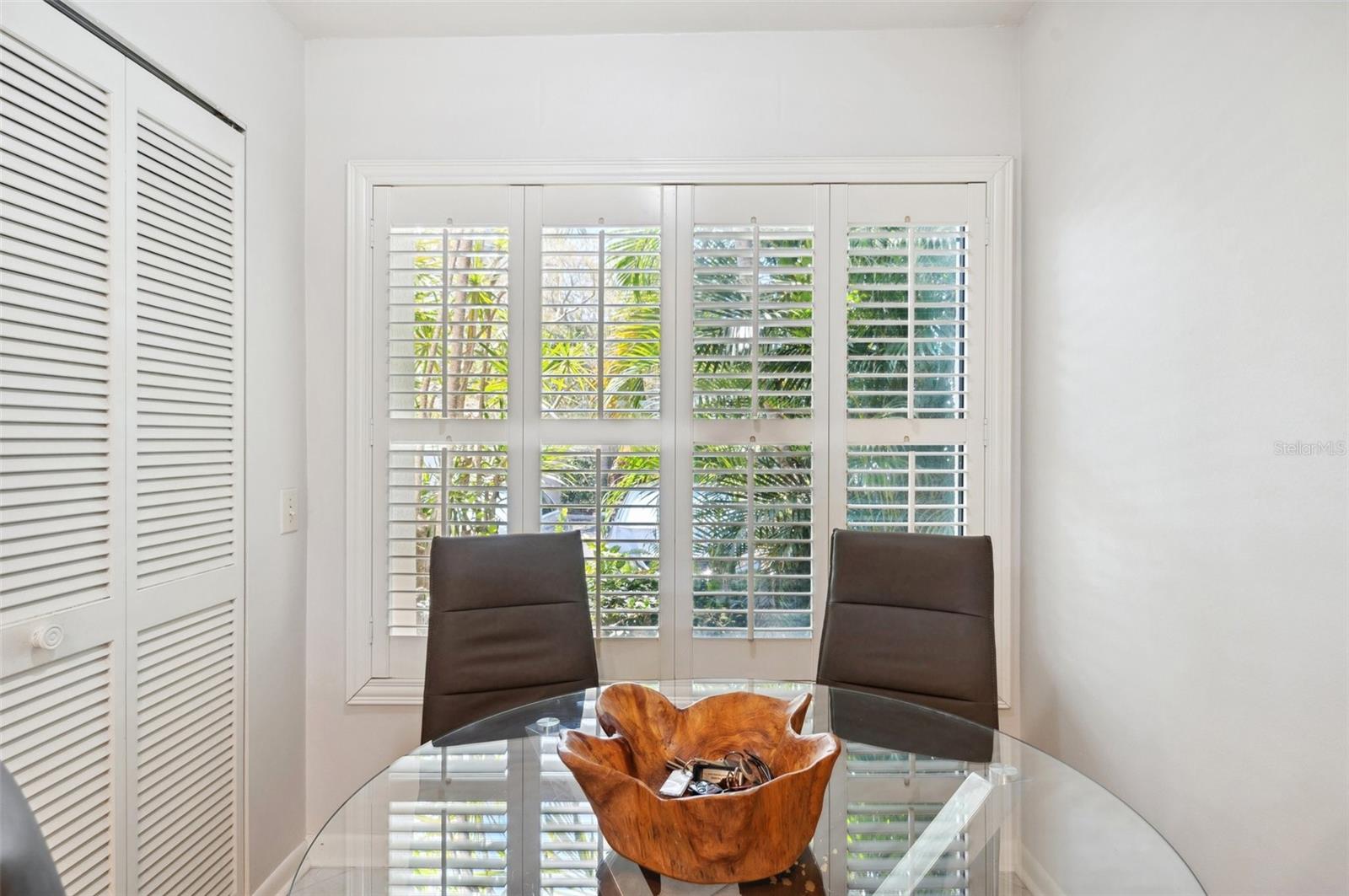 Eat in area in kitchen near the front window, cozy and inviting !