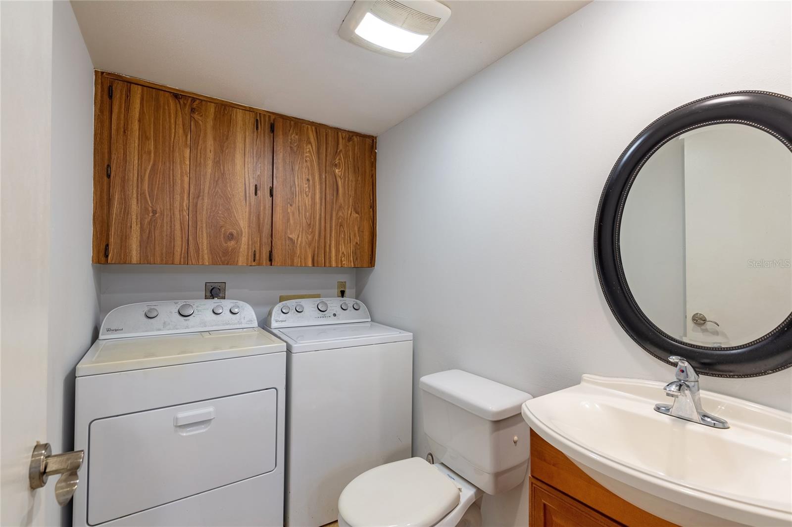 1st Fl 1/2 Bath / Laundry