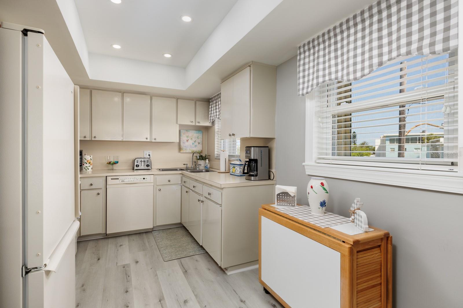 Kitchen w/Dinette area, tray ceiling & 2 windows.