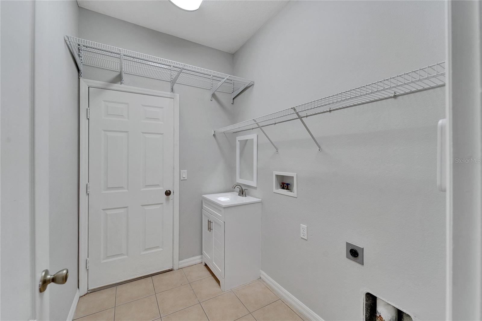 T3525431 - Laundry Room w/Access to Garage