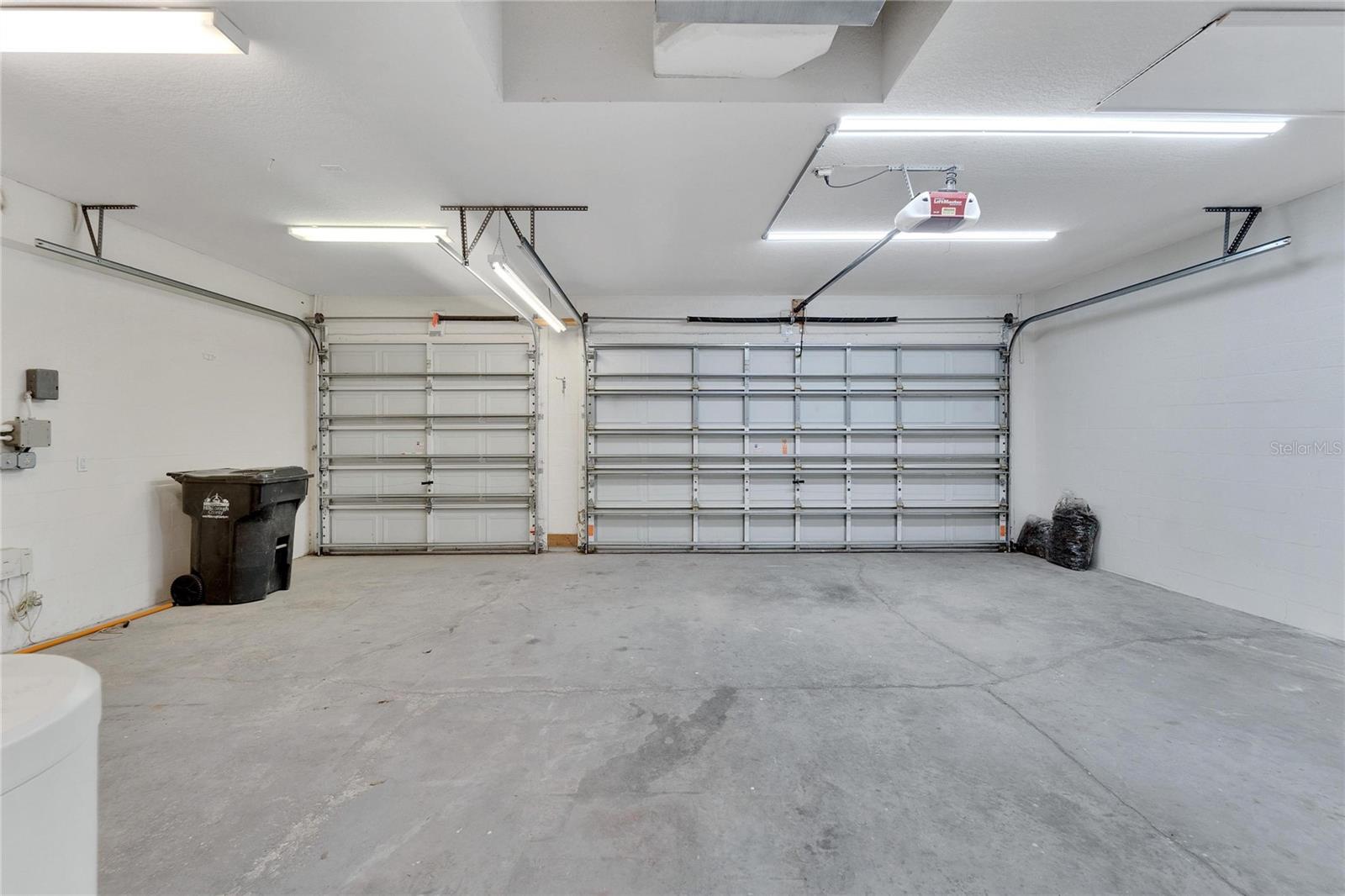 T3525431 - Spacious 3-car garage