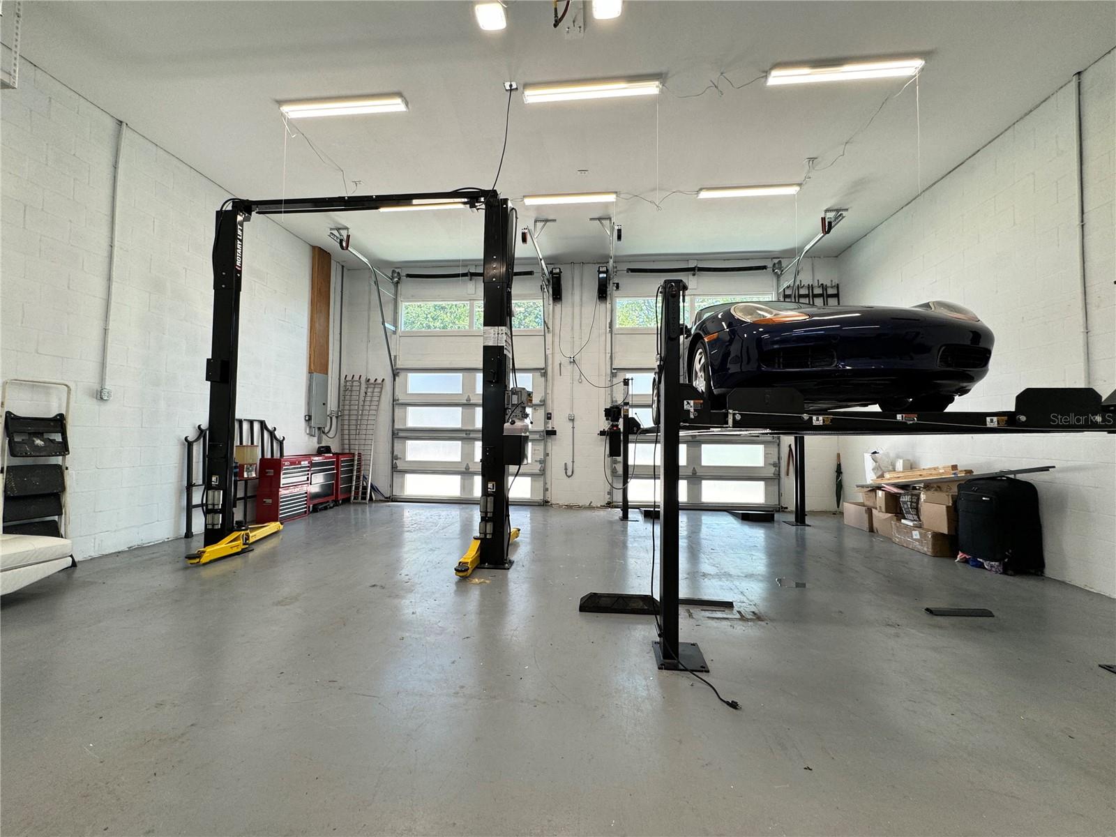 4 car garage with 2 hydraulic car lifts