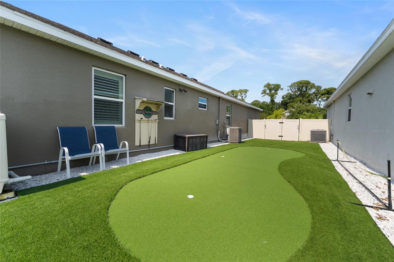 Putting green between houses. Fence can be installed.