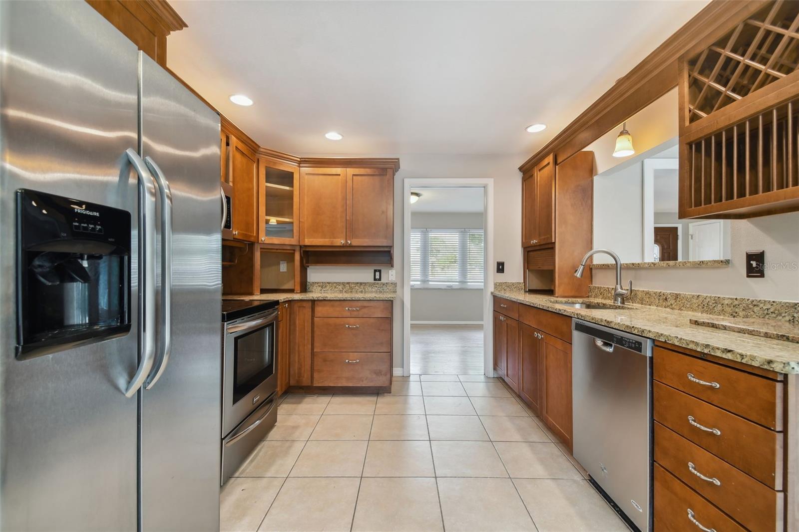 Kitchen w/granite countertops & stainless appliances