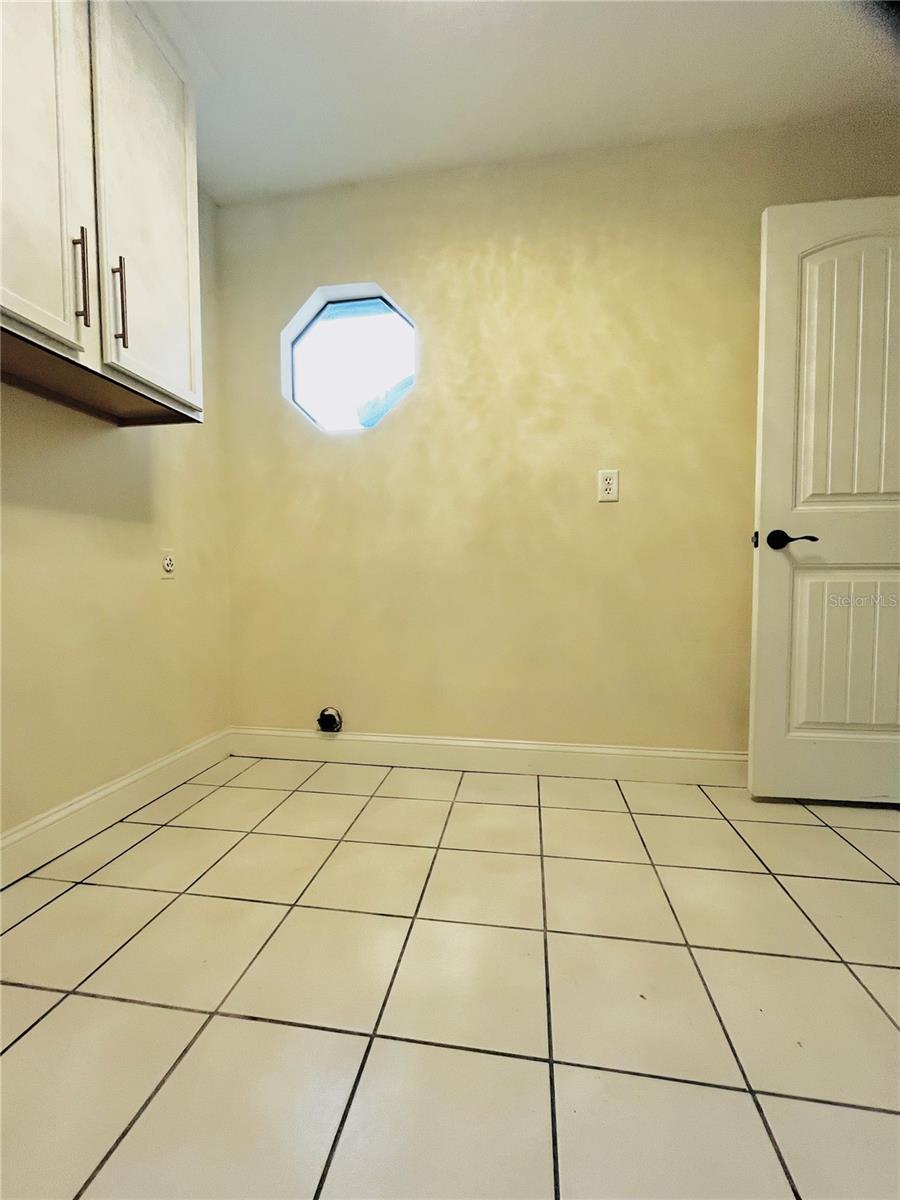 DOWNSTAIRS LAUNDRY ROOM