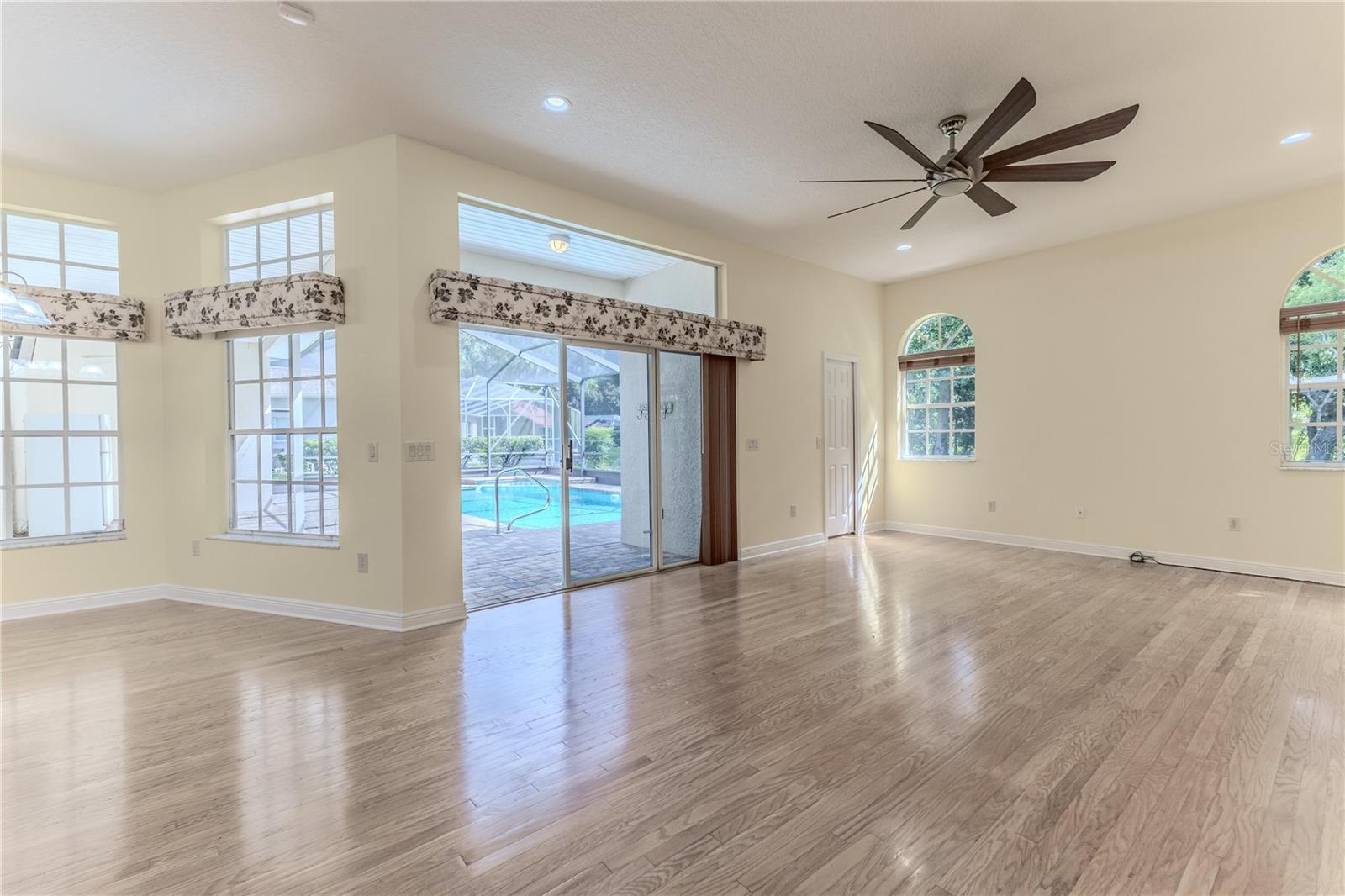 Breakfast Nook & Family Room