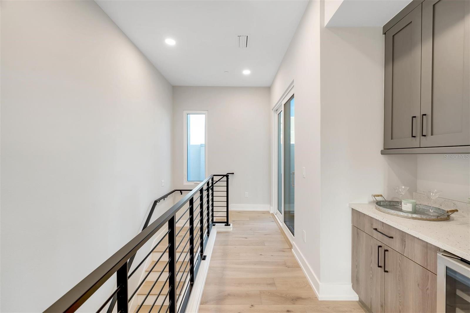 Beverage center and hall leading to the terrace.