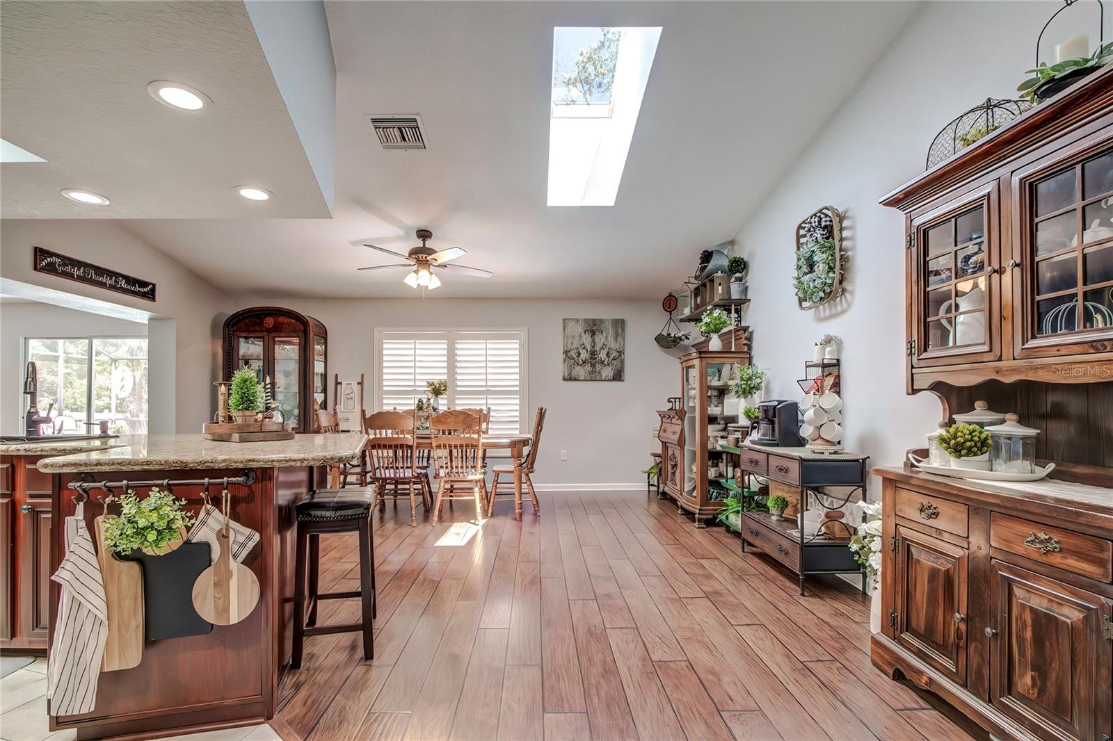 entrance to kitchen dinning area